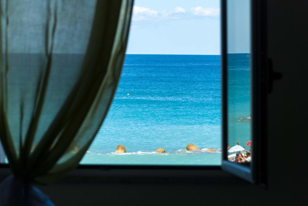 In Riva Al Mare B&B Capo d'Orlando Bagian luar foto
